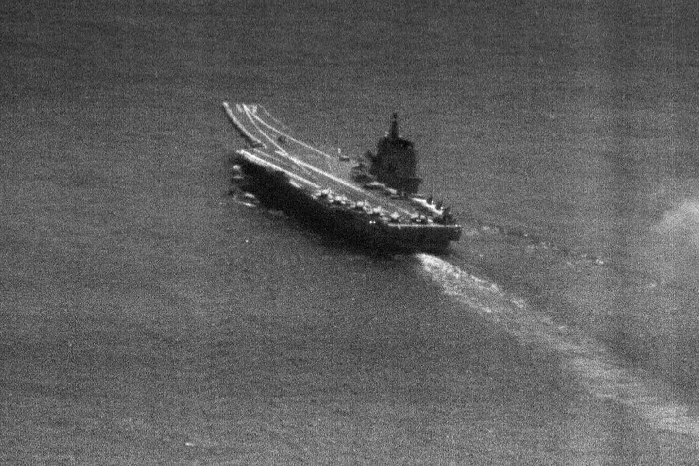 Dette udaterede fotografi, der blev offentliggjort i april fra Taiwans hær, viser det kinesiske hangarskib Shandong. Skibet tager del i en kinesisk flådeøvelse i Stillehavet - den største, der nogensinde har været afholdt.