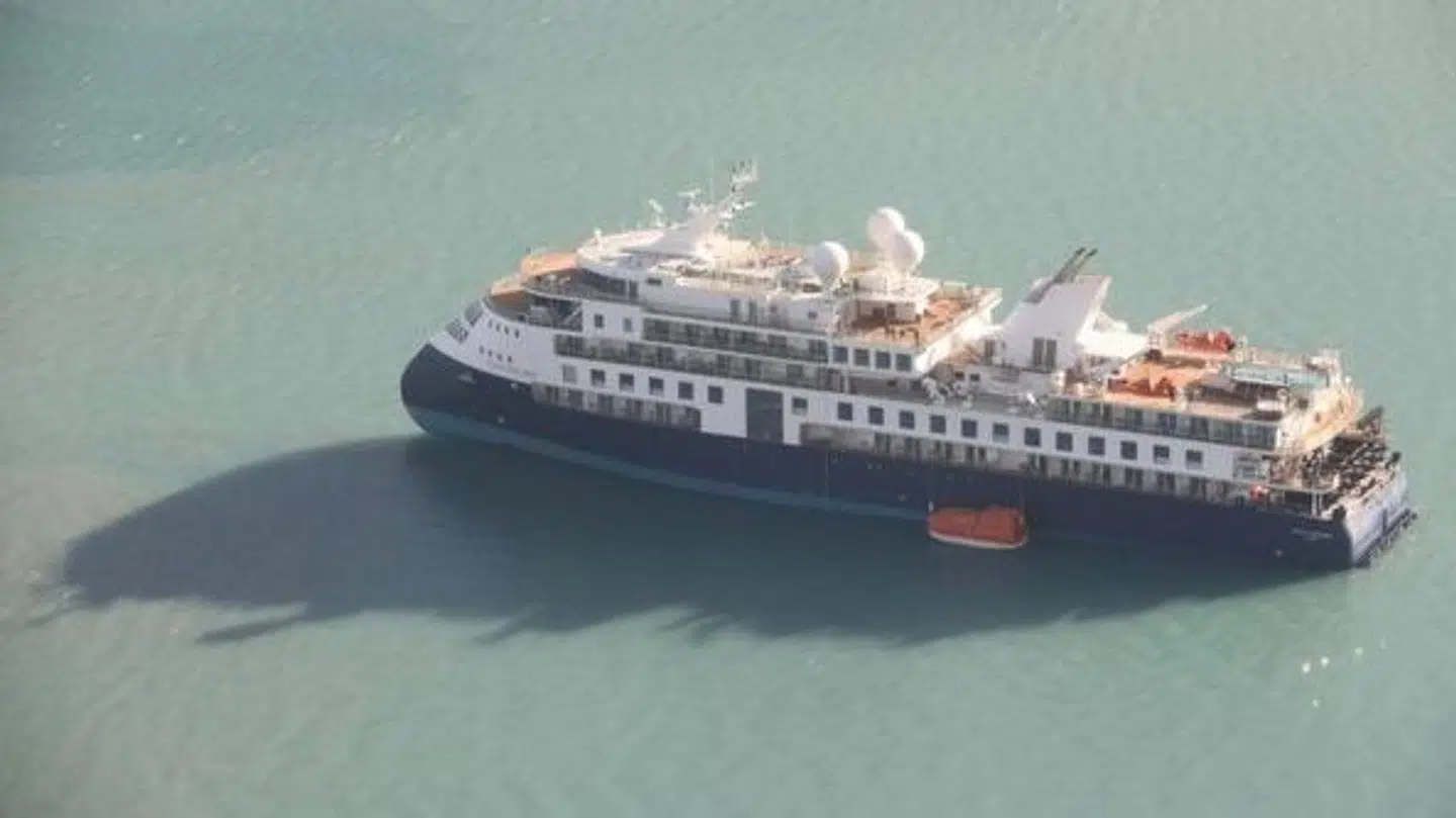 Krydstogtsskibet har ligget grundstødt mere end et døgn.