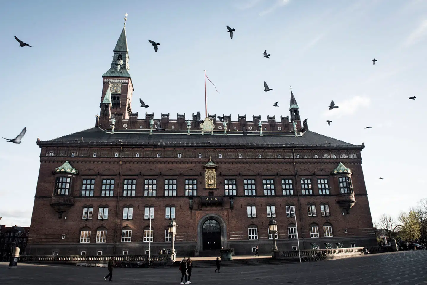 Det er »byens ansigt udadtil«, men hjemløse sover her: Er Rådhuspladsen ...
