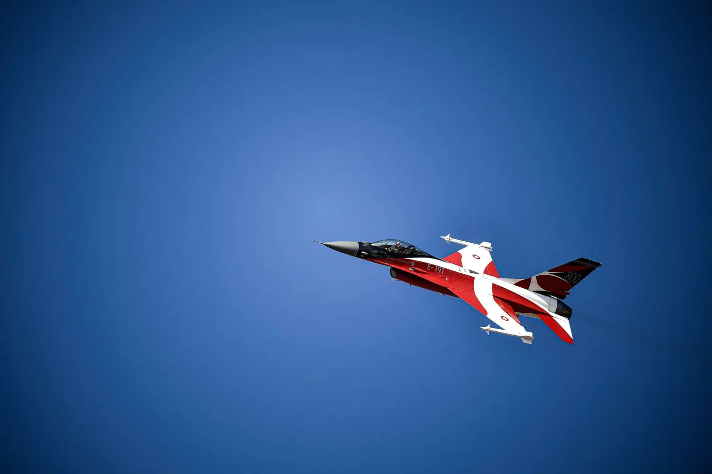 De første F-16-fly blev leveret til Danmark tilbage i 1980, og nu er det besluttet, at de på sigt skal erstattes af F-35-kampfly. På billedet ses et dannebrogsmalet F-16-fly. (Arkivfoto).