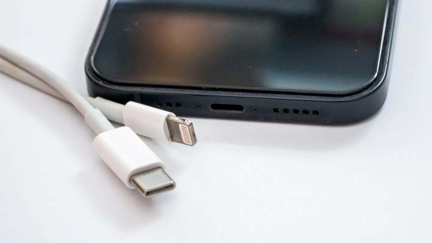 Et Lightning-stik og et USB C-stik sammen. Det nye ladestik – USB C – er det nederste 'hule'.