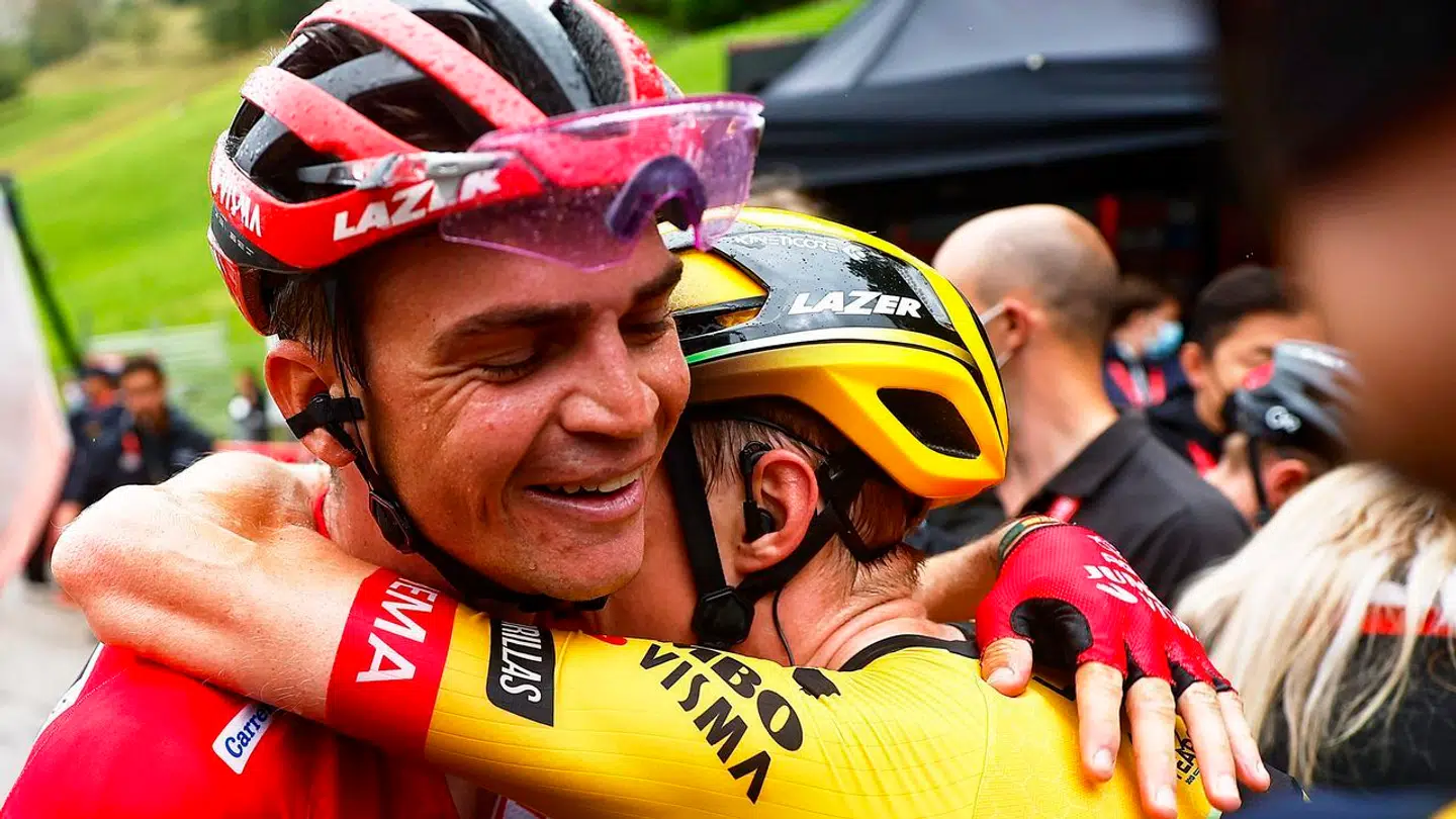 Sepp Kuss og Jonas Vingegaard i broderlig omfavnelse.