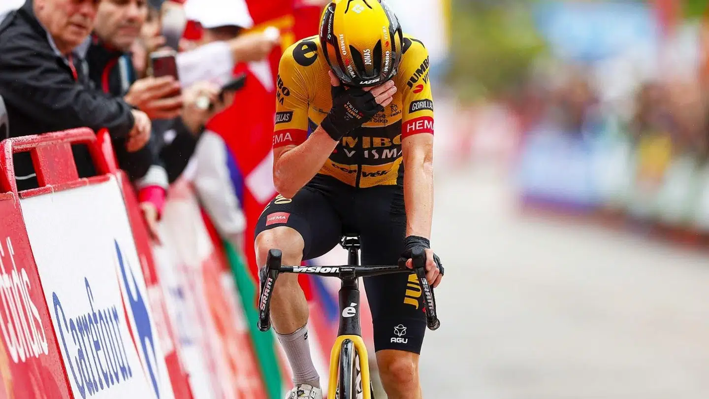 Jonas Vingegaard brød ud i gråd, da han passerede målstregen på dagen, hvor Nathan Van Hooydonck fik sit hjertestop.