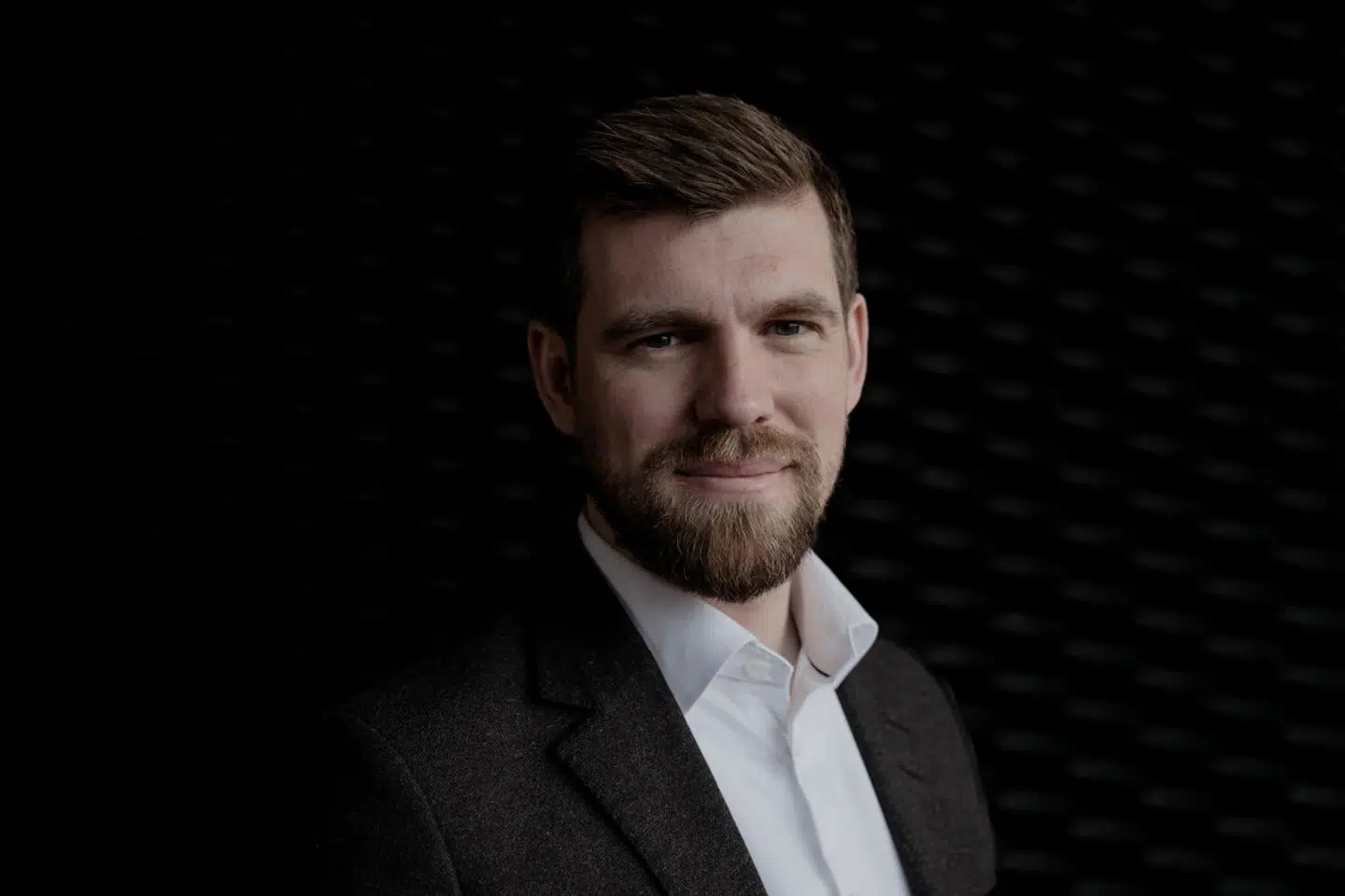 Venstres politiske ordfører, Morten Dahlin, er ikke enig i det billede, som Pernille Vermund (NB) tegner af hans formand. Til gengæld er han glad for meget andet, hun siger i et stort interview.