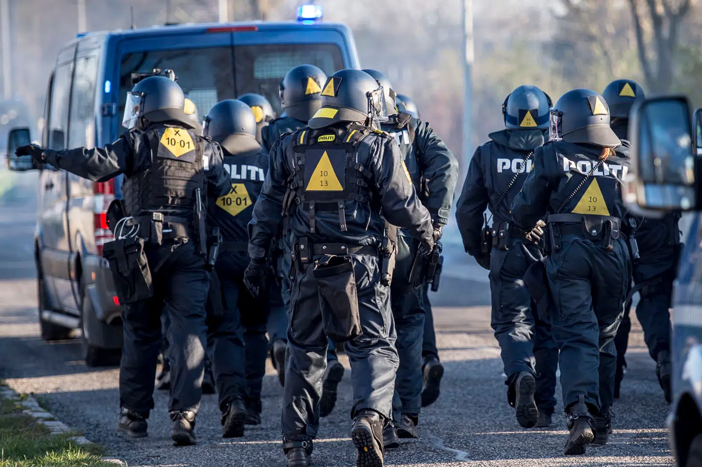 »Jeg taler tit med politibetjente i mit netværk, og mange af dem føler sig svigtet. De indrømmer, at tilliden mellem folket og politiet er faldende, men samtidig påpeger de også det enorme antal overarbejdstimer, som politibetjente har akkumuleret gennem årene,« skriver Ali Aminali.