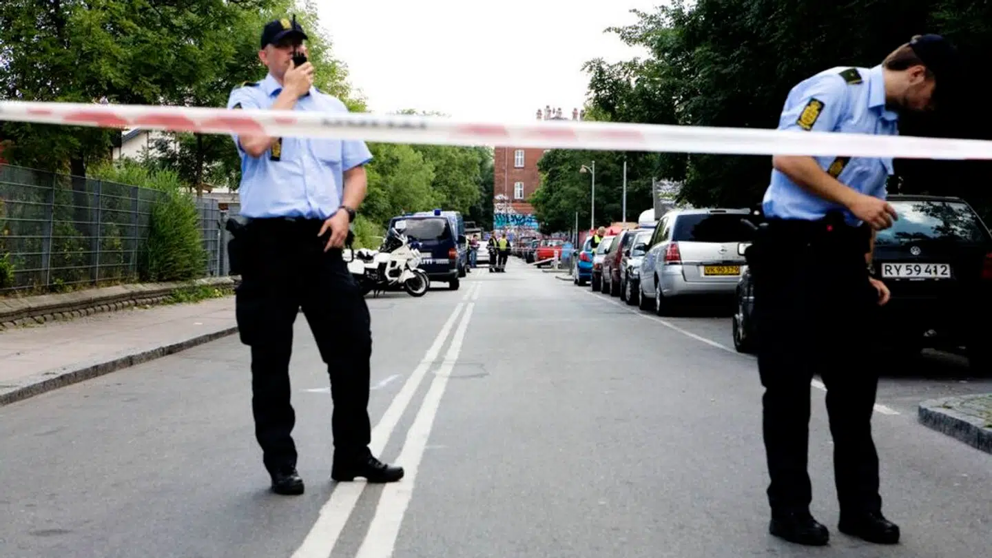 Politifolk på gerningsstedet, hvor den 26-årig blev dræbt af skud i 2009.