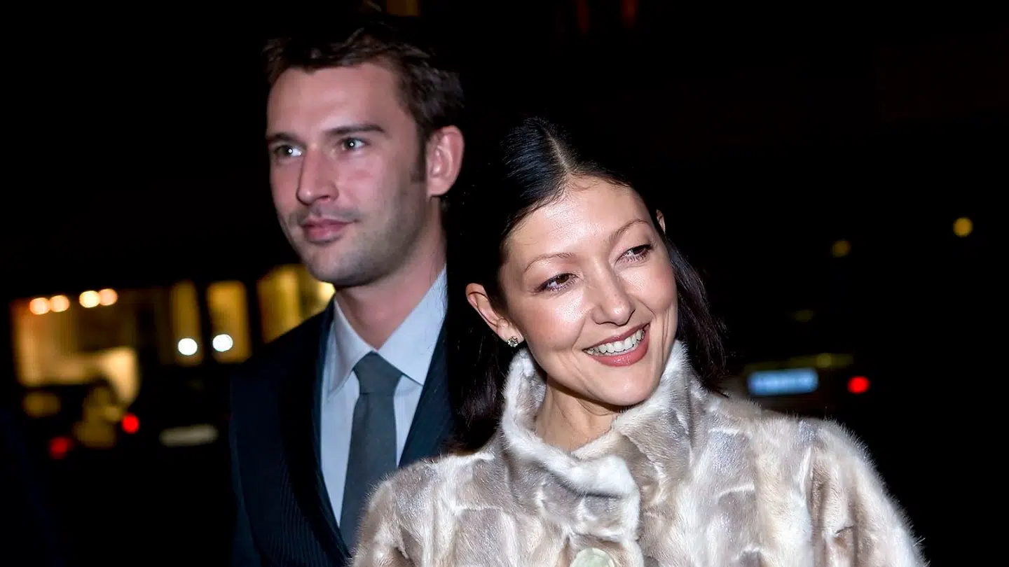 Martin Jørgensens milliongæld til grevinde Alexandra kommer af, at han overførte penge fra grevindens konto til sig selv gennem deres otte år lange ægteskab. Penge, der ikke mindst talte grevindens apanage fra den danske stat, og som Martin Jørgensen påstod skulle gå til investeringer. I stedet gik de til at pleje en eksorbitant livsstil for ham selv, mens grevinden fik sendt uforklarlige regninger.