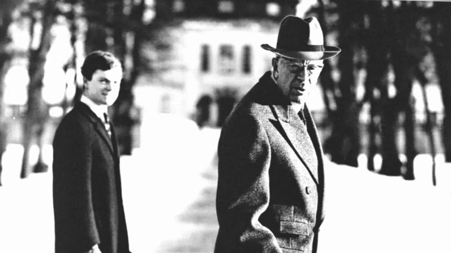 En ung Carl Gustaf med sin farfar, kong Gustav VI Adolf.