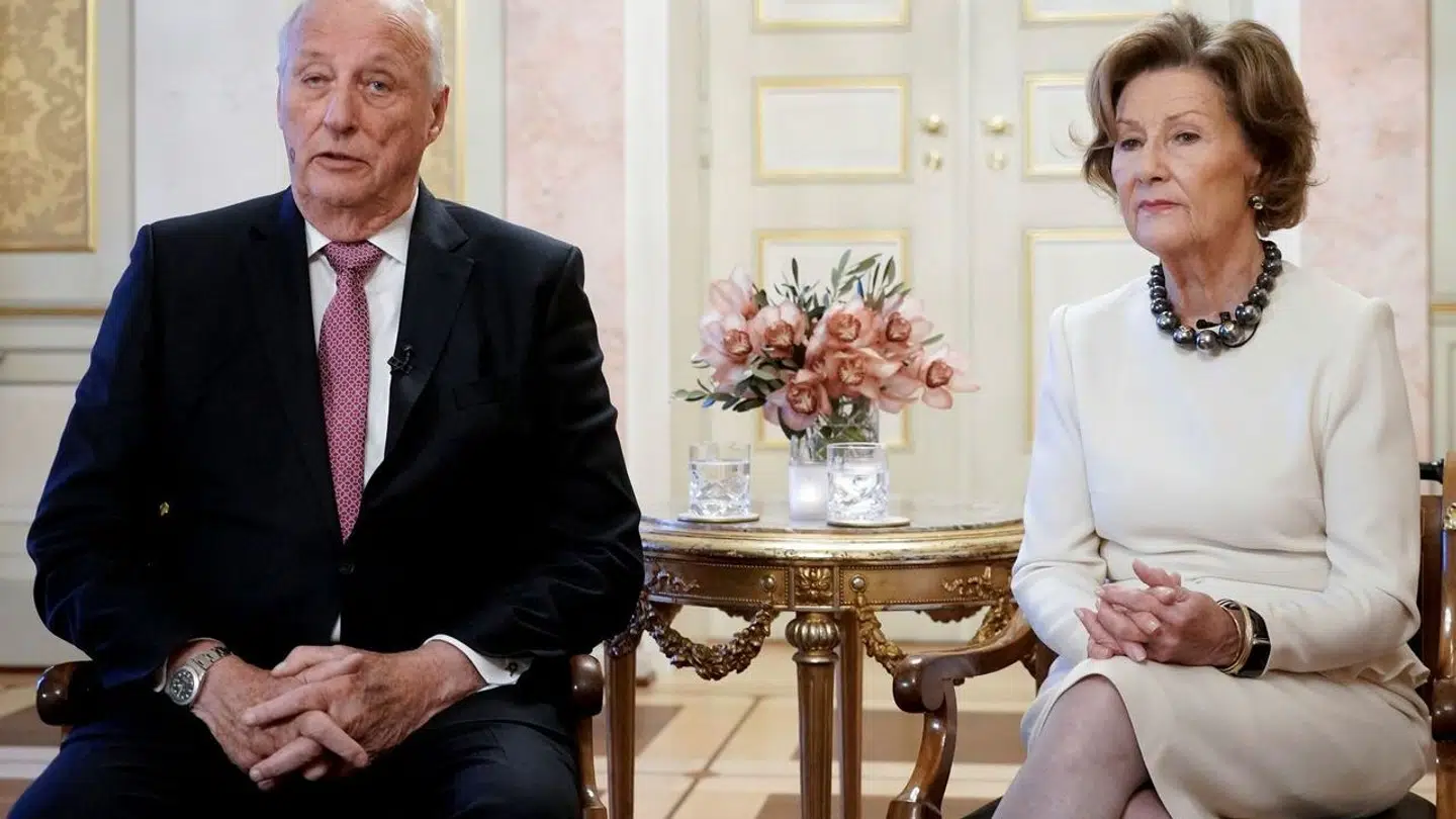 Kong Harald og dronning Sonja glæer sig til brylluppet, skriver de.