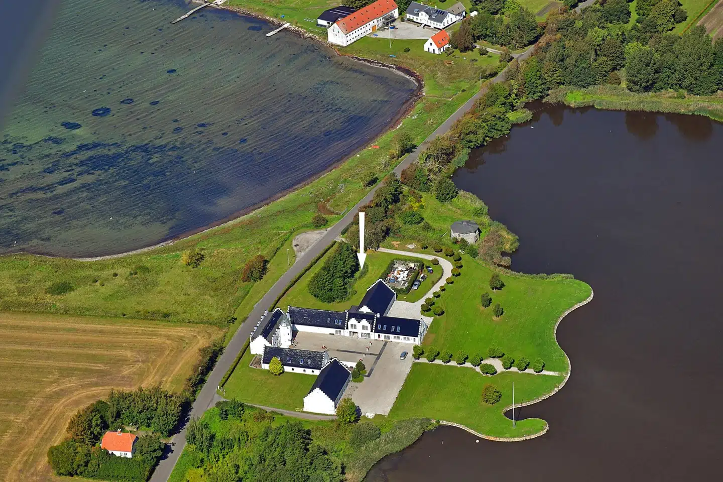 Sophienlyst Slot har udsigt til hele to søer.