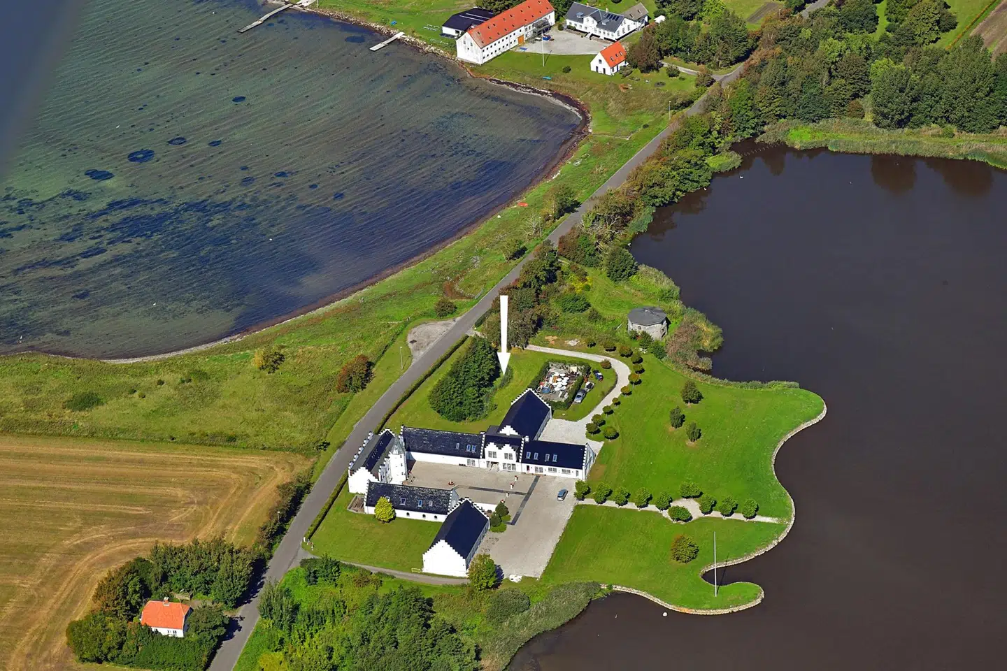 Sophienlyst Slot har udsigt til hele to søer.