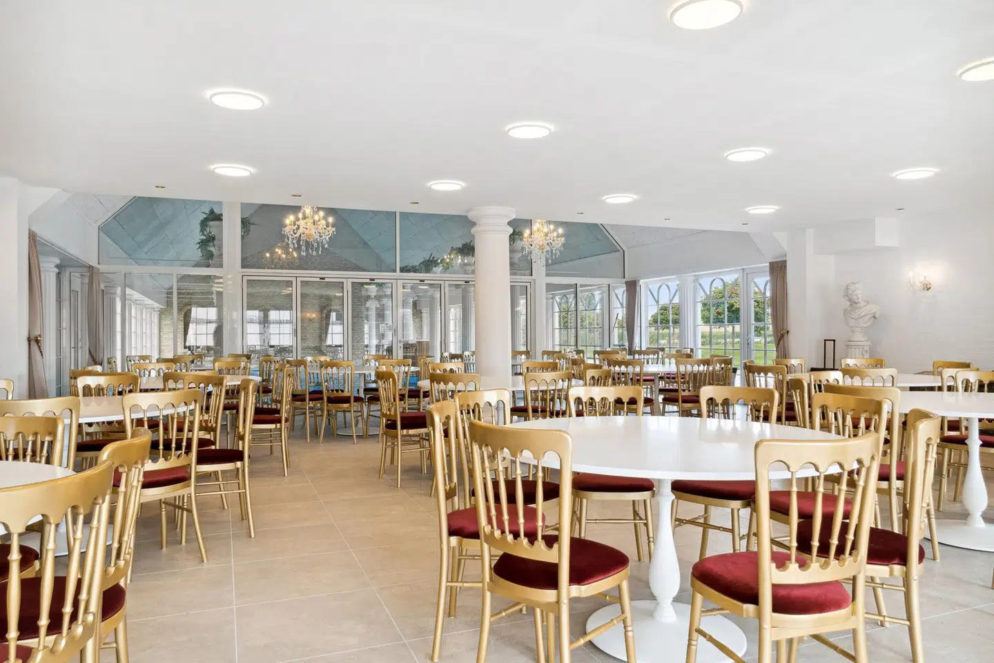 Ud over værelser og swimmingpools følger også en nyrenoveret festsal.