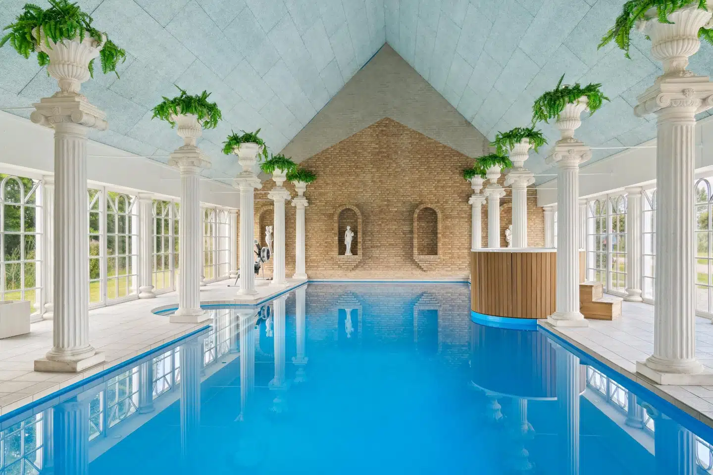 Den ene af to swimmingpools på Sophienlyst Slot.