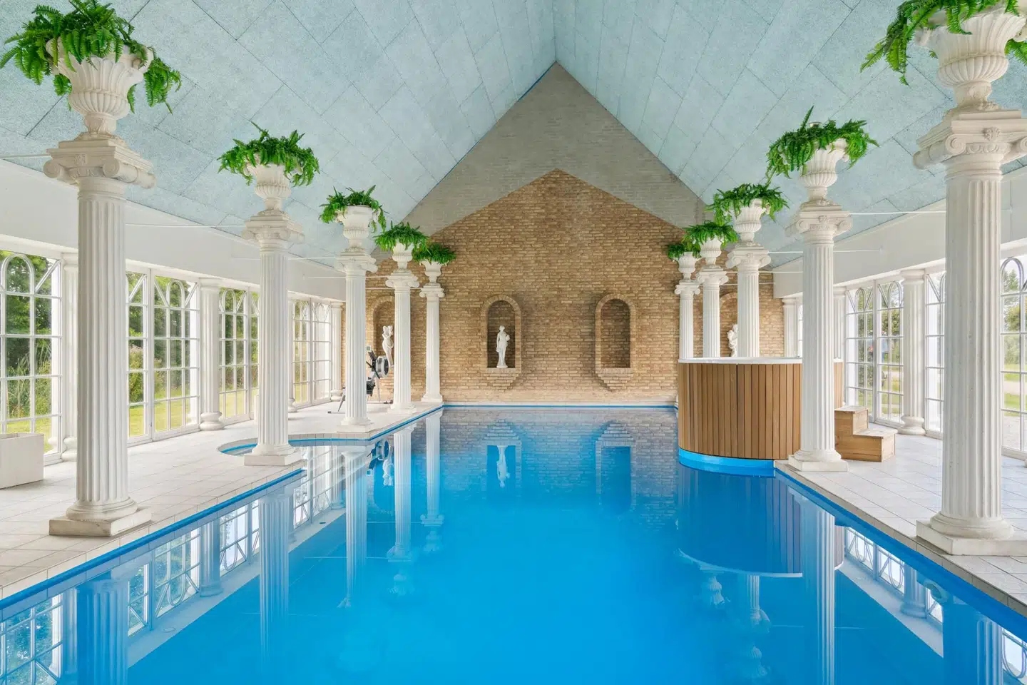 Den ene af to swimmingpools på Sophienlyst Slot.