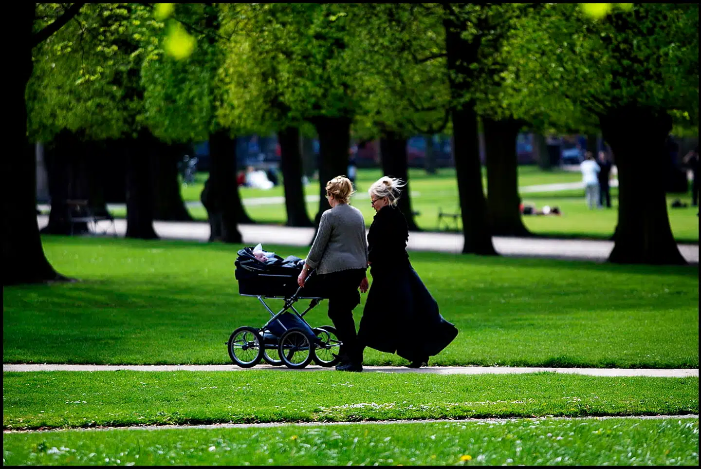Hamsterhjulet drejer hurtigere og hurtigere, og det kan gå ud over både forældre og børn, mener Helene Liliendahl Brydensholt og Nanna Høyrup, der opfordrer til længere barsel.