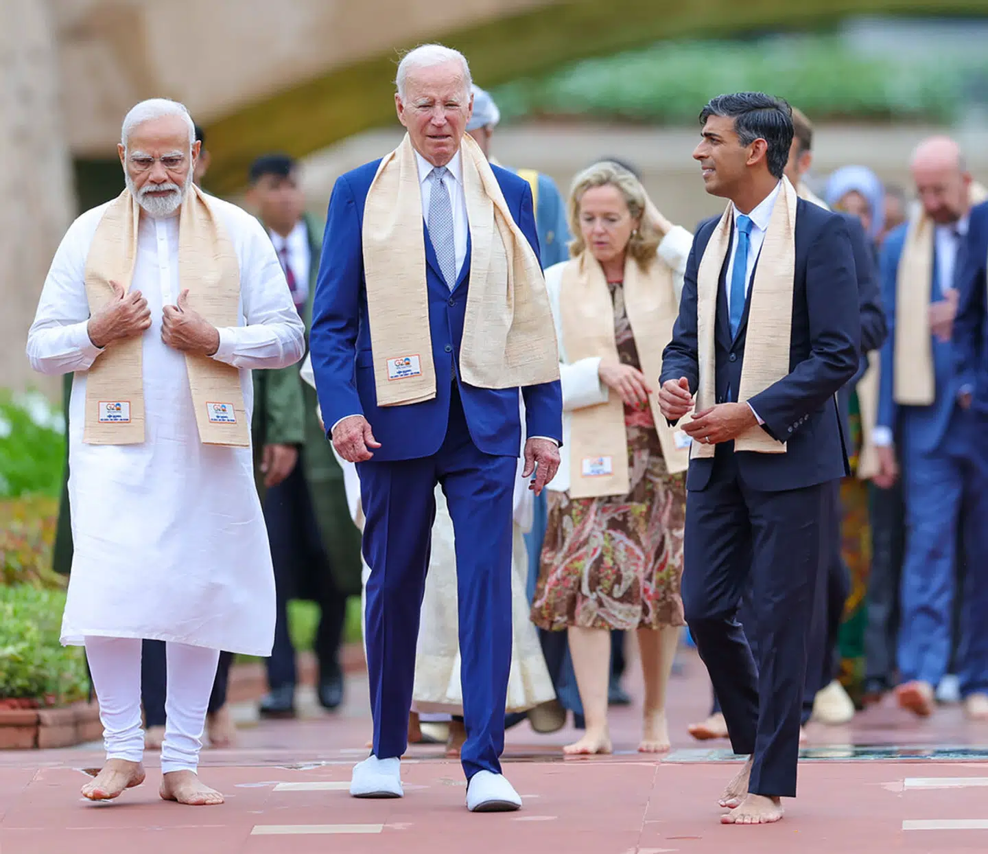 Det var næppe nogen tilfældighed, at præsident Biden gik lige bag Modi i sine sutsko ved G20-mødet i New Delhi. USA satser på at Indien på sigt bliver den dominerende magt i Asien. På Bidens højre side ses den britiske premierminister Rishi Sunak, der har indiske rødder, og også er barfodet. Foto: Newspix International.