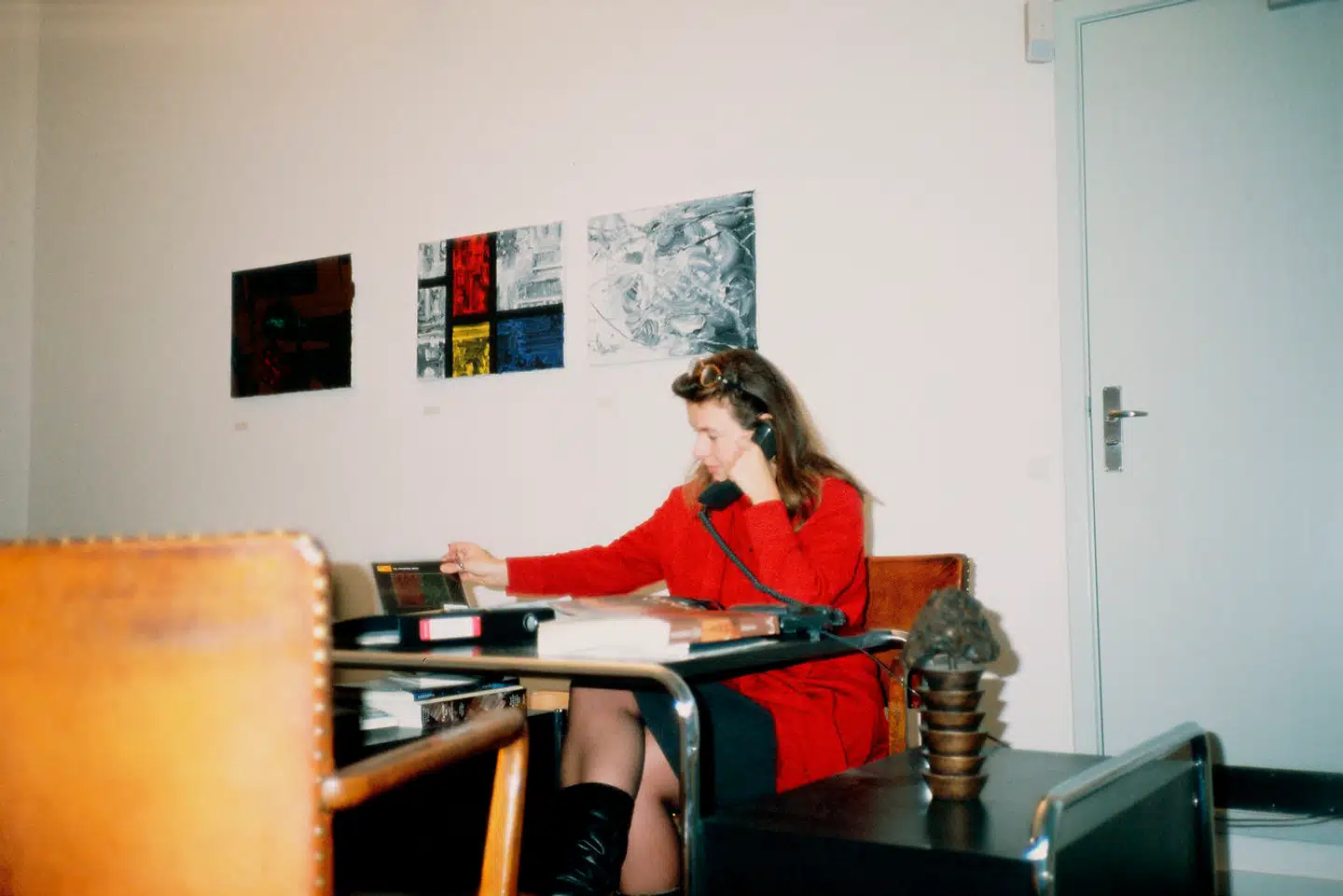 Susanne Ottesen, 1980erne, fotograferet i sit galleri, da det endnu havde til huse i hendes lejlighed i Store Kongensgade. Privatfoto