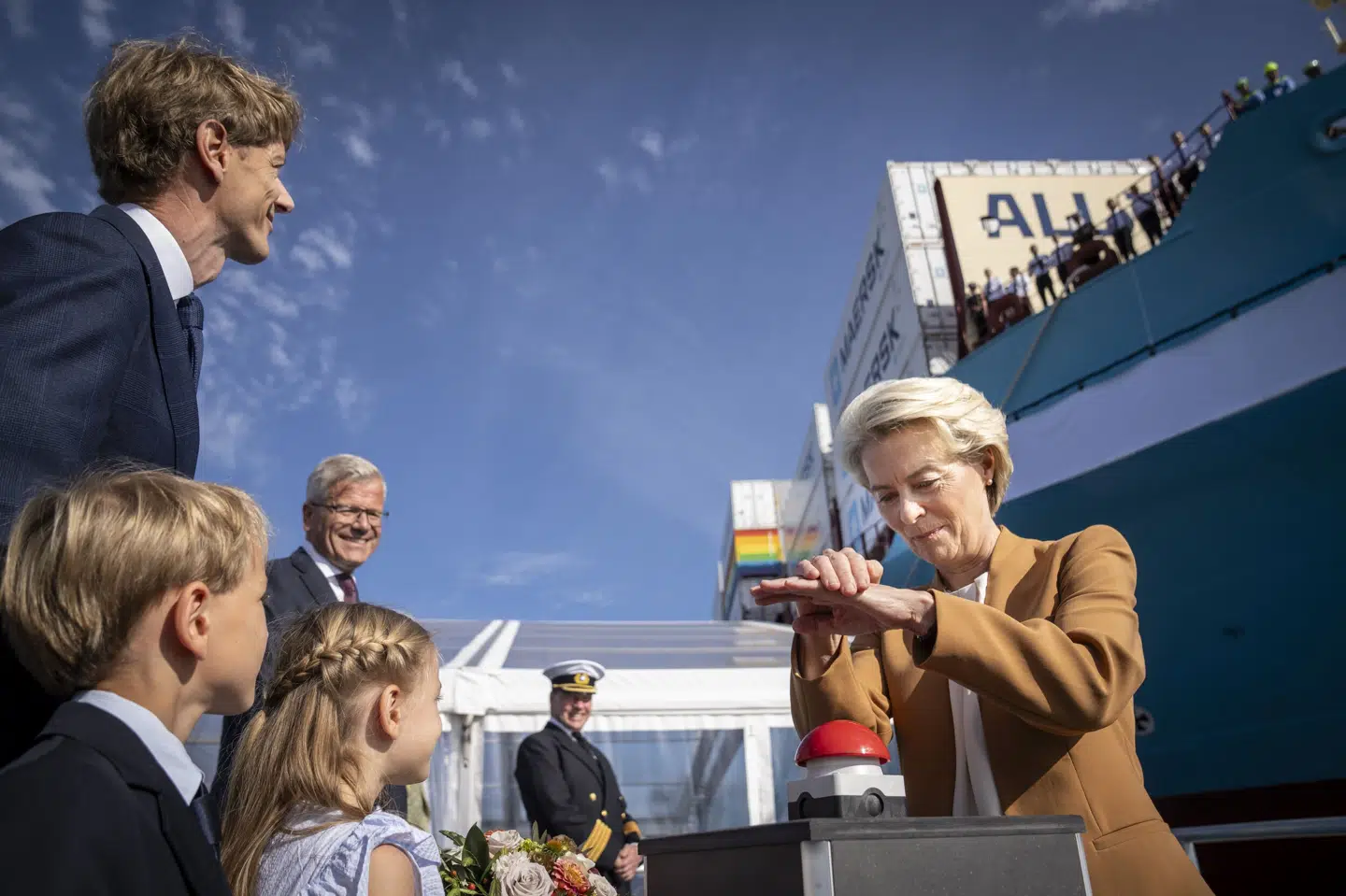 EU-Kommissionens formand, Ursula von der Leyen, trykker på knappen, der sender en flaske champagne mod Mærsks nye, grønne skib, Laura Mærsk, der får sit navn uden for Mærsk' hovedsæde ved Toldboden i København.