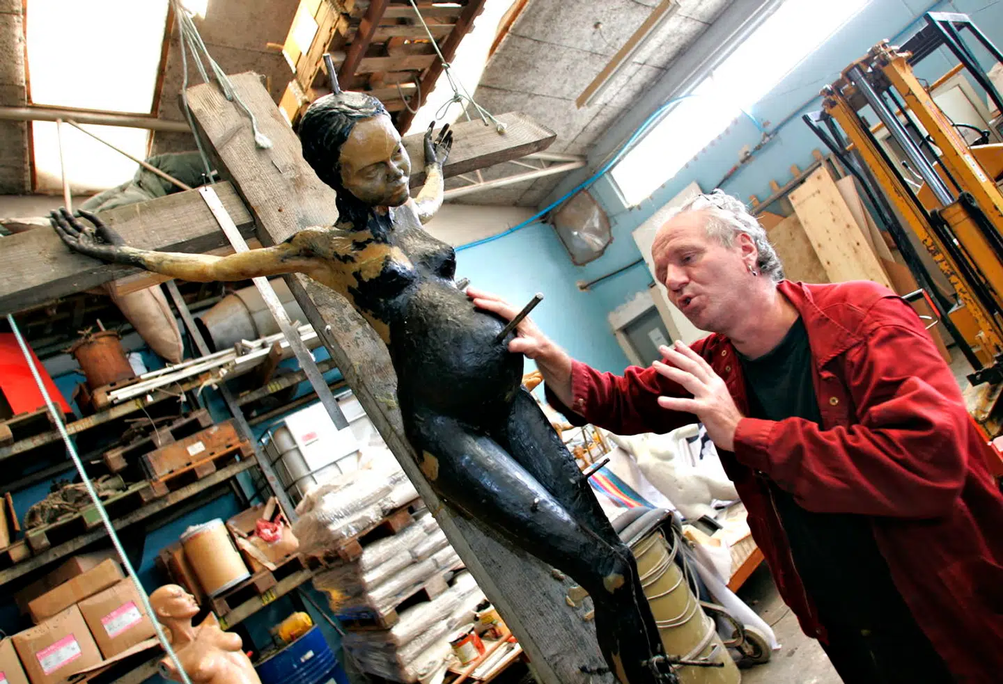 Kunstneren Jens Galschiøt ved sin korsfæstede gravide kvinde.