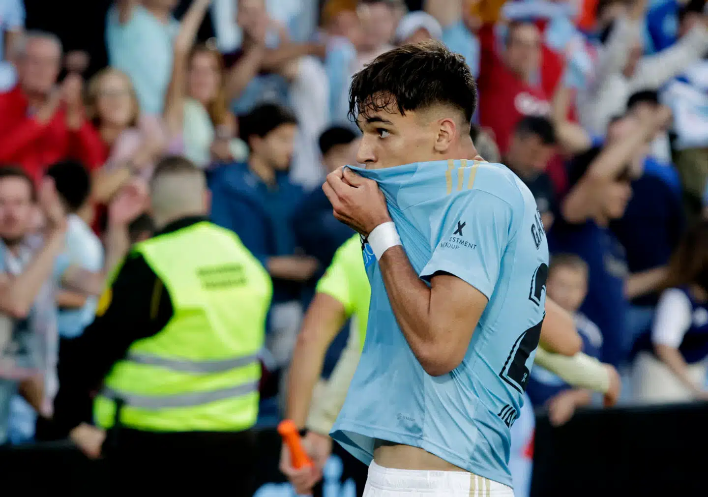 Gabri Veiga kysser Celta Vigos klubemblem efter at have scoret i en kamp mod F.C. Barcelona i juni. Nu har den unge spanier kastet sin kærlighed på Al Ahli Saudi F.C., der betaler ham 30 millioner euro for en treårig kontrakt.