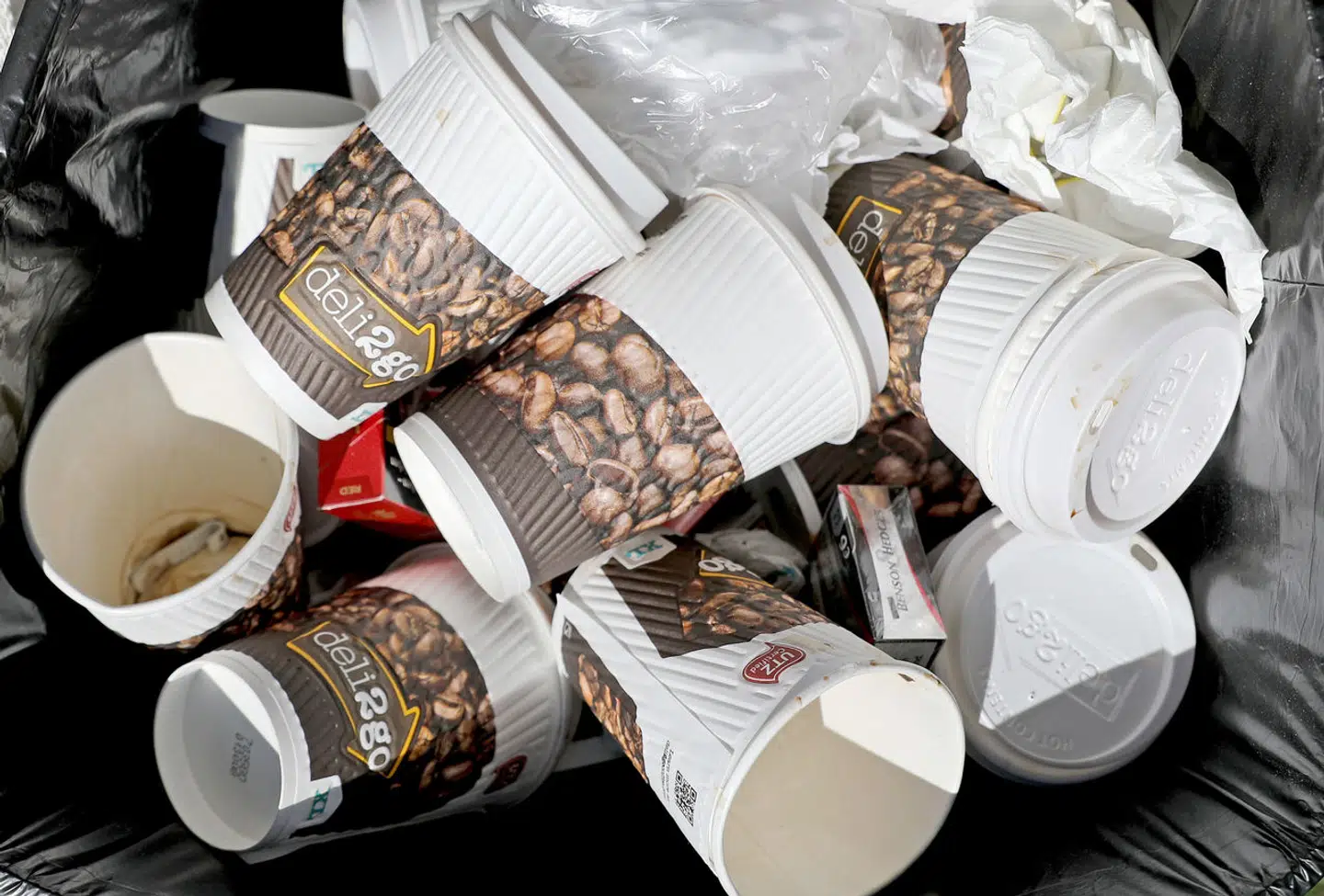 To-go-kaffe i et papkrus er ikke så sundt for hverken miljøet eller mennesker, som man troede. Det viser en ny undersøgelse fra Göteborgs Universitet.