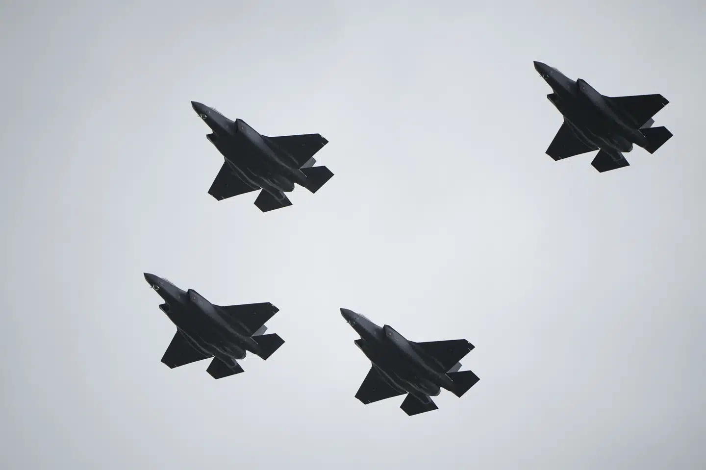 F-35-kampflyene skal erstatte F-16-kampflyene. De første fire er ankommet til Danmark.
