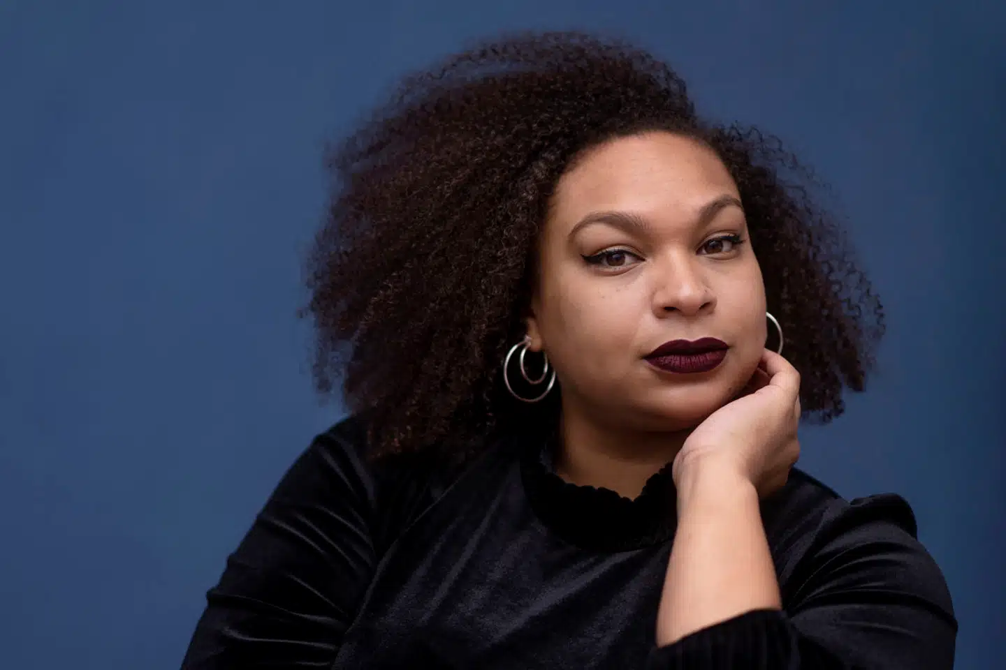 »Man skal ikke løfte blikket meget for at få øje på det ene skabagtige individ efter det andet, med Y-kromoson og hele baduljen, som enten har mobbet, er blevet mobbet, eller bliver forsøgt mobbet ud af egen gruppe,« skriver Aminata Amanda Corr.