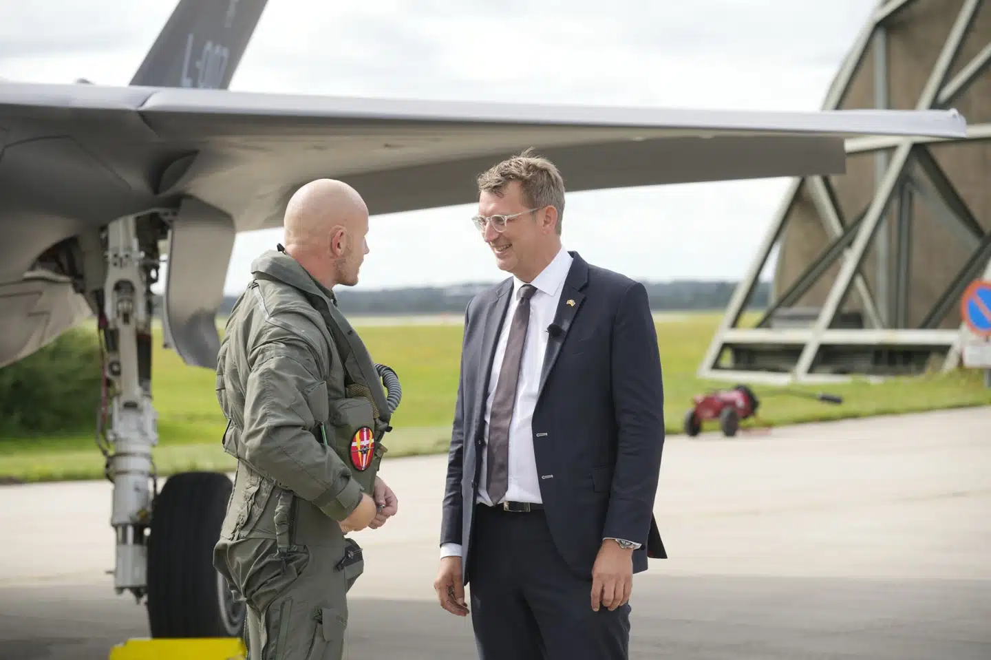 Forsvarsminister Troels Lund Poulsen (V) talte med den pilot, som landede med det første F-35-kampfly i Skrydstrup.