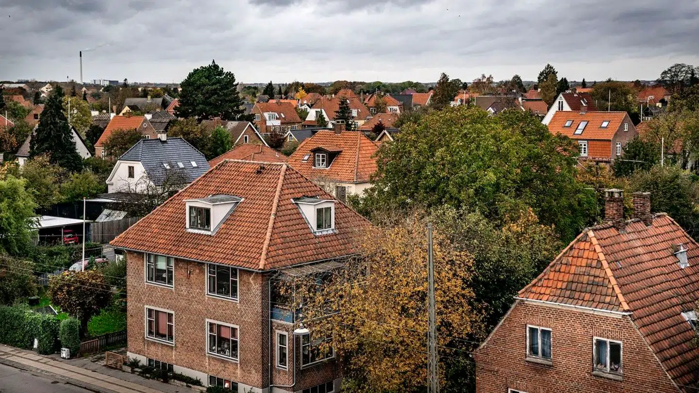 Huse i villakvarter i Brønshøj. Boliger. Udsigt. Ejendomme. Villaer. Bolig. Murstenshus. Oversigtsfoto. Bygning. Bygninger. Hus. Parcelhus. Parcelhuskvarter. Matrikel. Matrikler. Villaområde. Parcelhusområde. Boligkvarter.