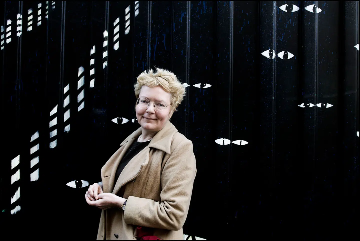 »Regeringen skal ikke tro, at loven gør de 57 muslimske lande i OIC tilfredse. I stedet vil man sande, at man har fodret en dinosaur, der sikkert allerede pønser på sin næste luns,« skriver forfatteren Helle Merete Brix.