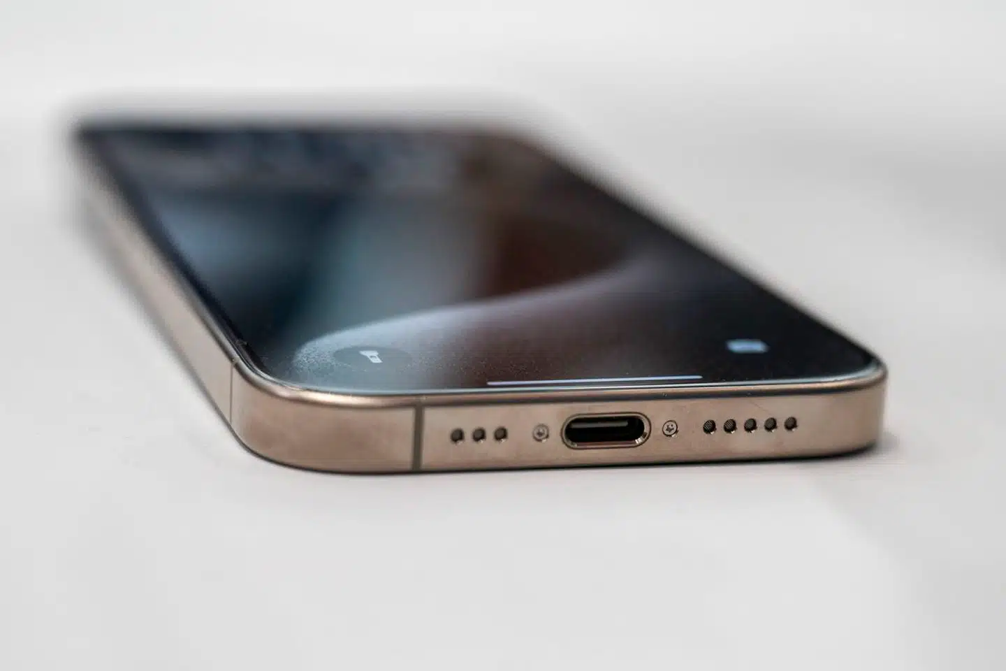 De nye iPhone 15-telefoner har USB-C-stik, således at opladere fra anden elektronik kan bruges også her. Men man bør afholde sig fra de billige af slagsen, som risikerer at ødelægge telefonen.