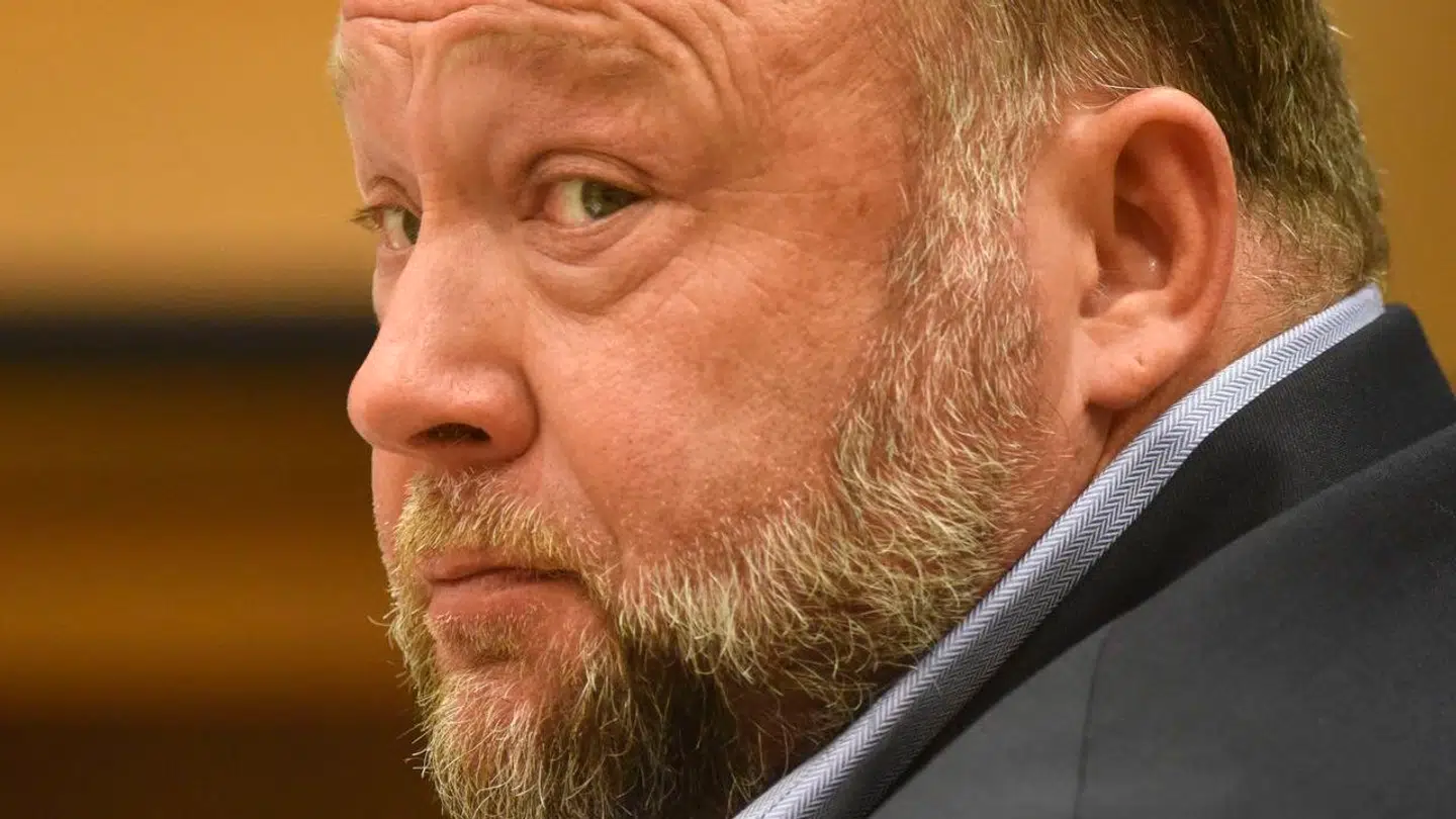 De efterladte vil have skovlen under Alex Jones. På flere måder.