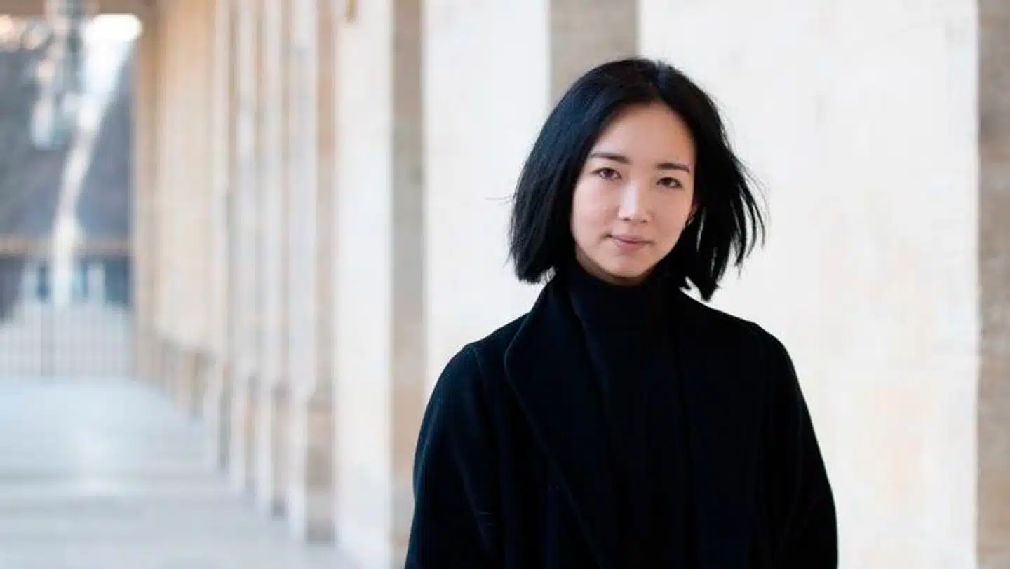 An Yu (f. 1996) har med »Efterklang« skrevet en spøjs og gådefuld fortælling om pianisten Song Yan. En kvinde, der undervejs udsættes for en række mærkværdige, surrealistiske situationer i en ellers noget ordinær hverdag i Beijing. Det er en original og meget anderledes roman, der dog hele vejen forbliver en fængende læseoplevelse.