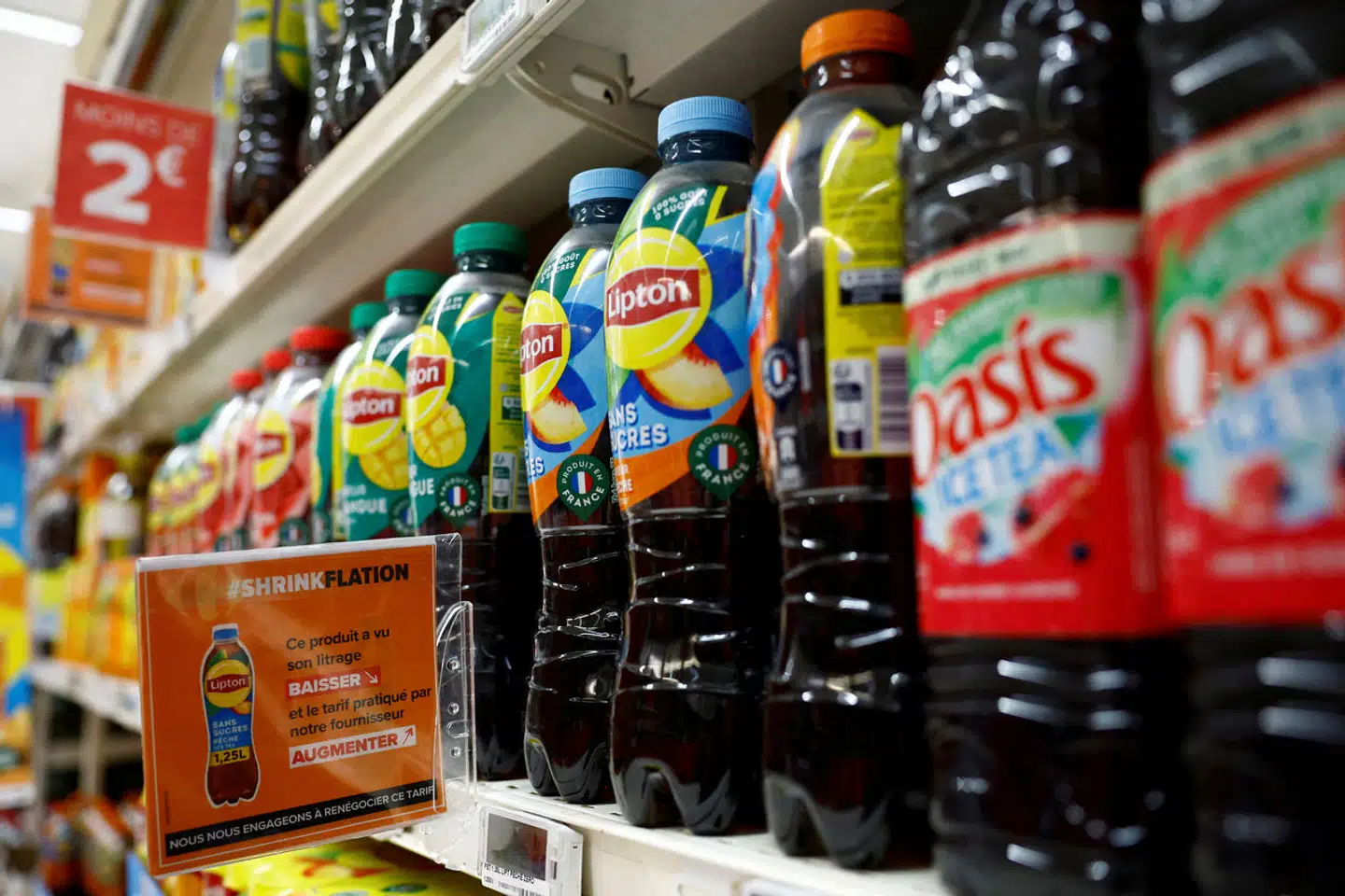 »Shrinkflation« advarer den franske supermarkedskæde Carrefour om med nye skilte i butikkerne.