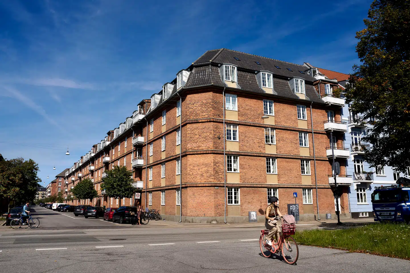 Det afskårne »ildebrandshjørne« har ingen funktionel betydning, men giver en fin »palæagtig« afslutning på mansardtaget. I 1924 var Poul Henningsen endnu ikke blevet ægte funktionalist.