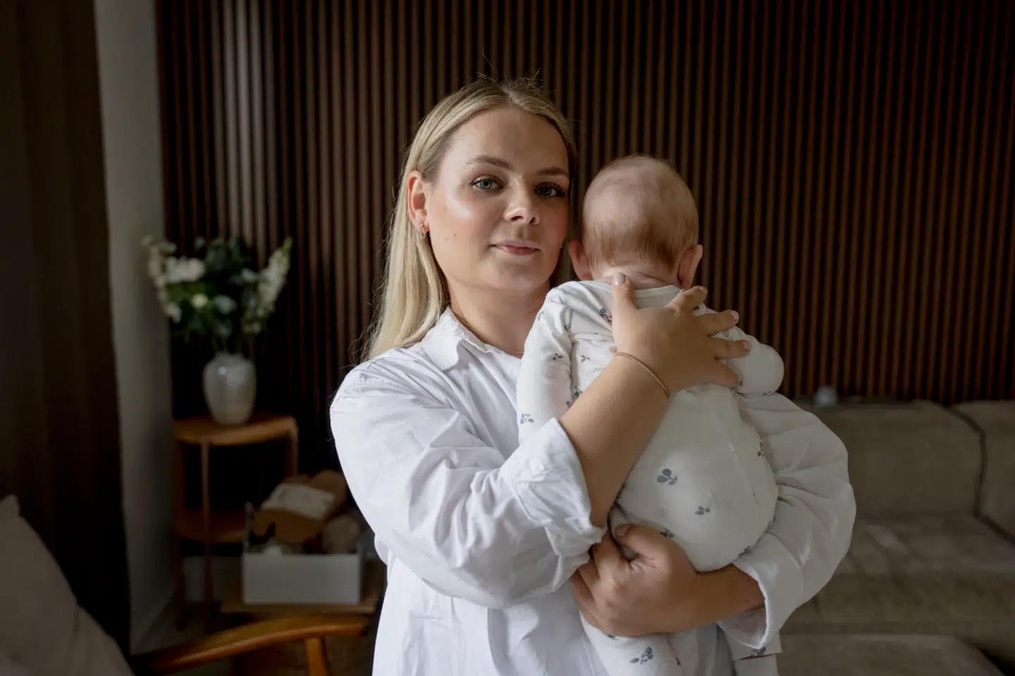 Julie Sørensen blev for nylig mor for første gang. Hun mærker et pres, som blandt andet kommer fra andre mødre.