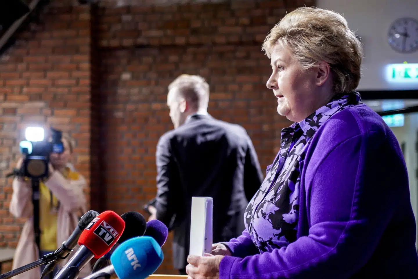 På et hasteindkaldt pressemøde fredag formiddag erkender Norges tidligere mangeårige statsminister Erna Solberg, at ægtefællens aktiehandler i hendes regeringstid kan have gjort hende inhabil. Hun kalder det et tillidsbrud mellem hende og manden, Sindre Finnes.