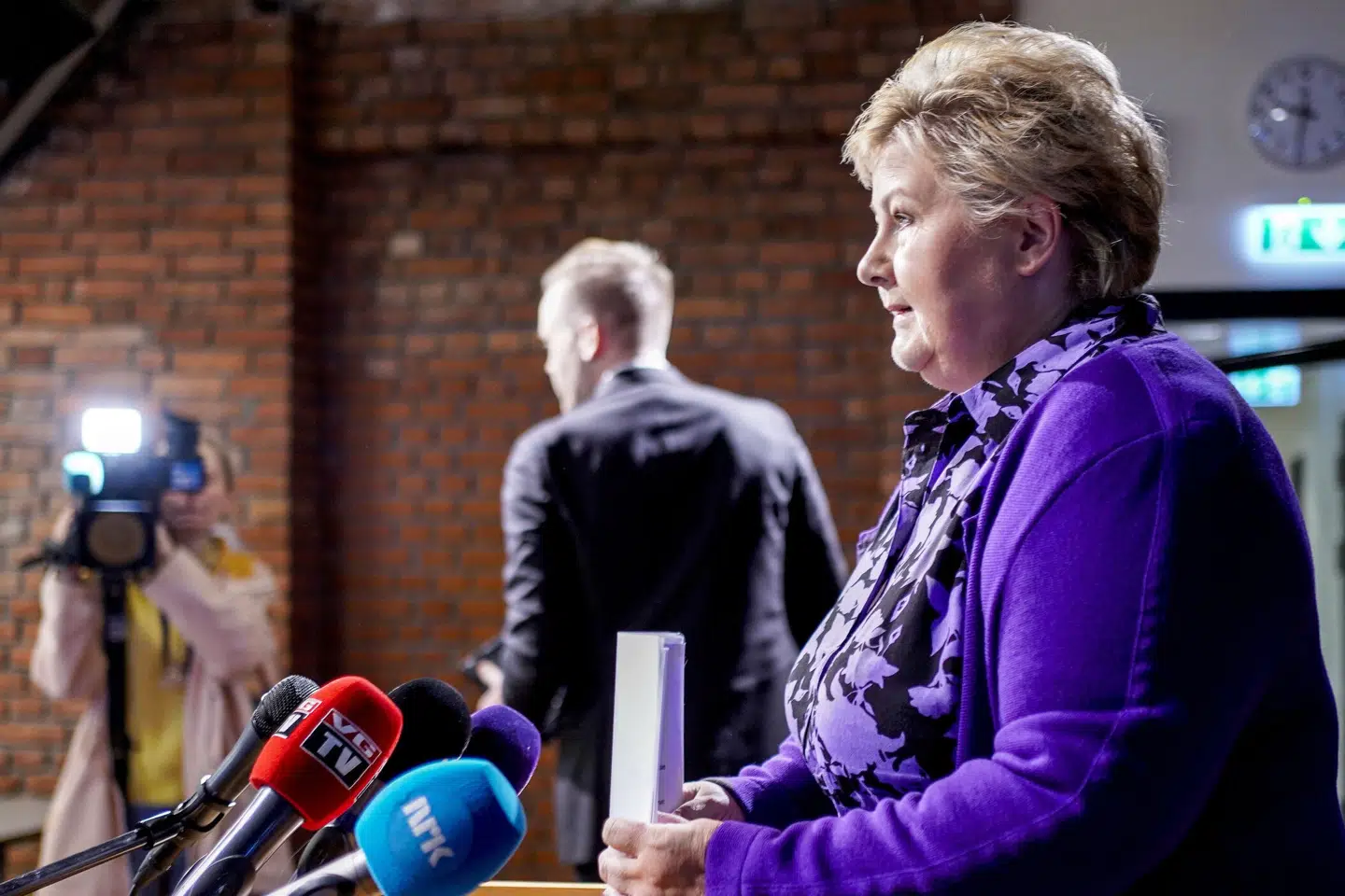 På et hasteindkaldt pressemøde fredag formiddag erkender Norges tidligere mangeårige statsminister Erna Solberg, at ægtefællens aktiehandler i hendes regeringstid kan have gjort hende inhabil. Hun kalder det et tillidsbrud mellem hende og manden, Sindre Finnes.