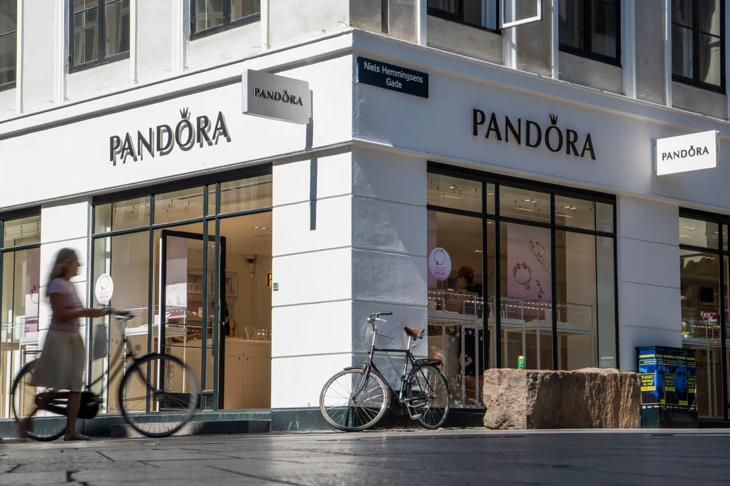 Pandora har ligesom Rockwool droppet et krav til medarbejderne, som kunne være med til at forhindre jobskifte.