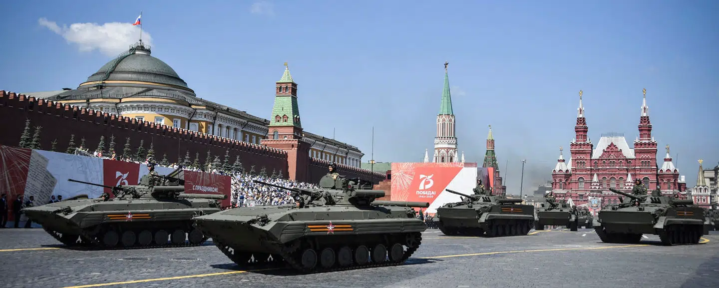 Hvor Rusland før krigen kunne lave 100 kampvogne om året, kan de nu lave 200, siger en vestlig forsvarskilde til The New York Times. De taber dog endnu flere ved fronten.