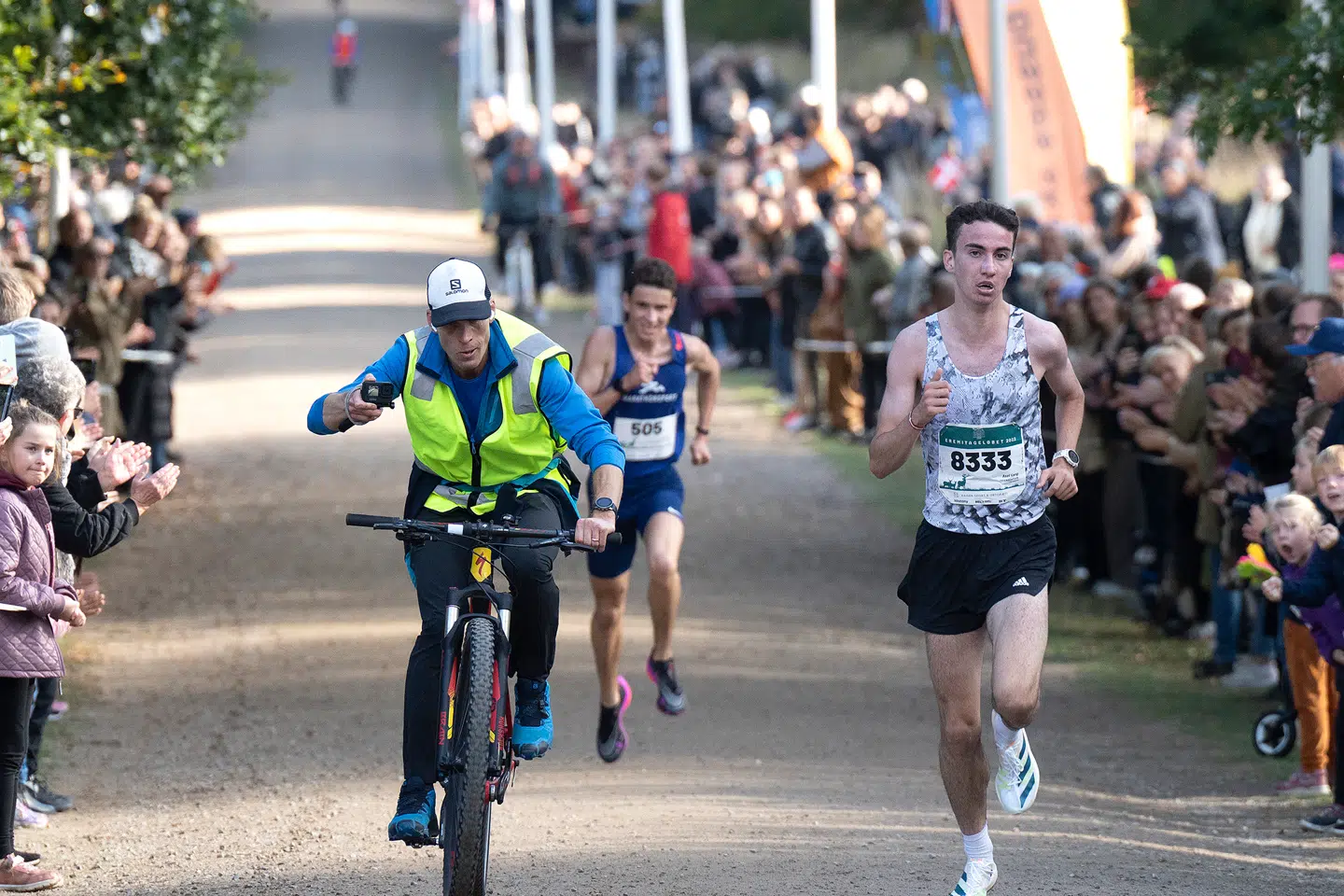 Det forrygende billede af sidste års spurtopgør i Eremitageløbet. Axel Vang Christensen vandt teenage-duellen med Joel Ibler Lillesø i hælene. Nu mødes de igen. Der er lagt op til en forrygende revanche i Dyrehaven, når det 54. Eremitageløb afvikles.