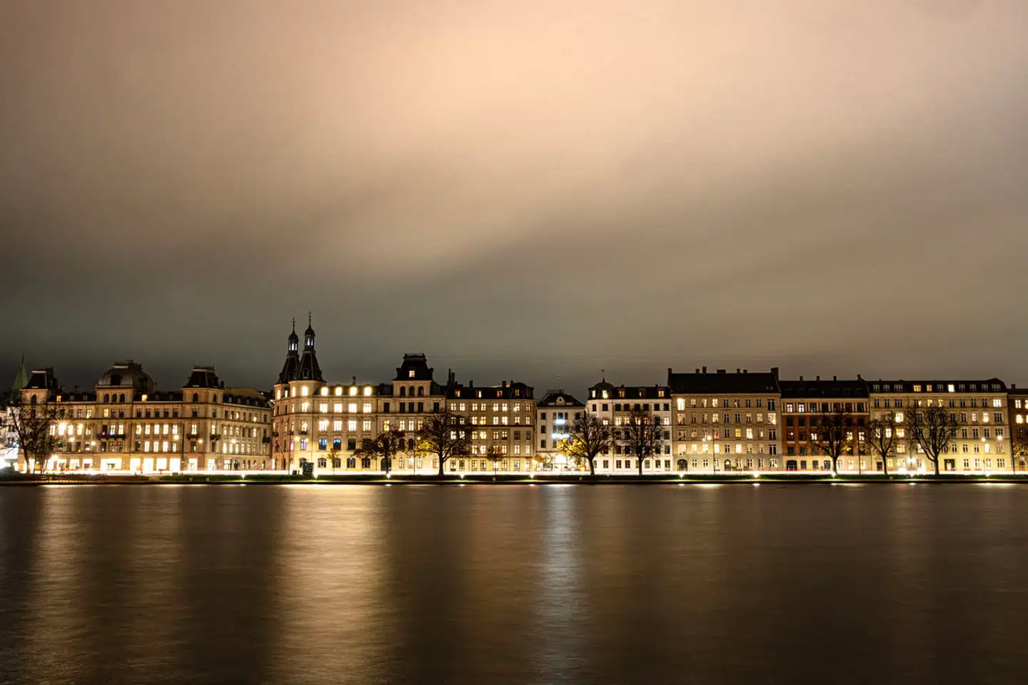 Det gyldne skær over lejlighederne ved Peblinge Sø i København snyder ikke. Priserne stiger og stiger.