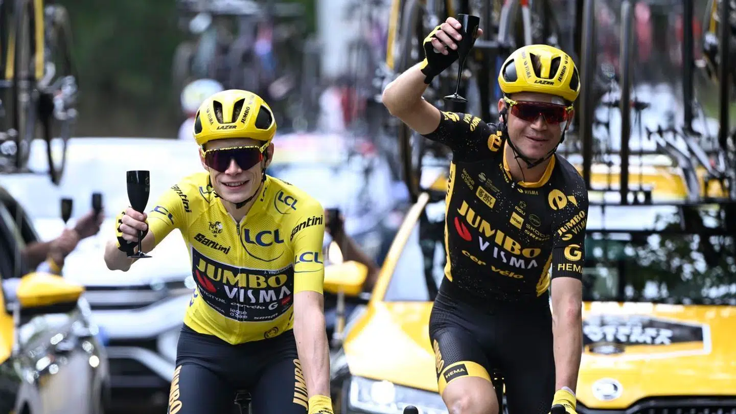 Jonas Vingegaard og Sepp Kuss fejrer danskerens Tour de France-sejr. Søndag er rollerne byttet om.