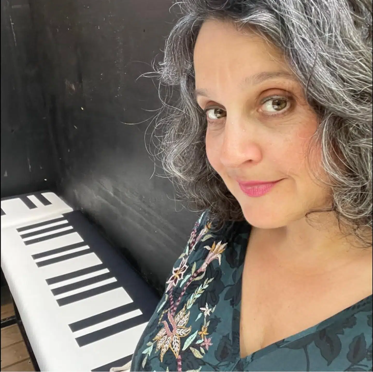 Sascha Dupont gik fra at være timelærer til nu at undervise flere klasser i musik. Og det job vil hun simpelthen ikke give slip på. Foto: Privat.