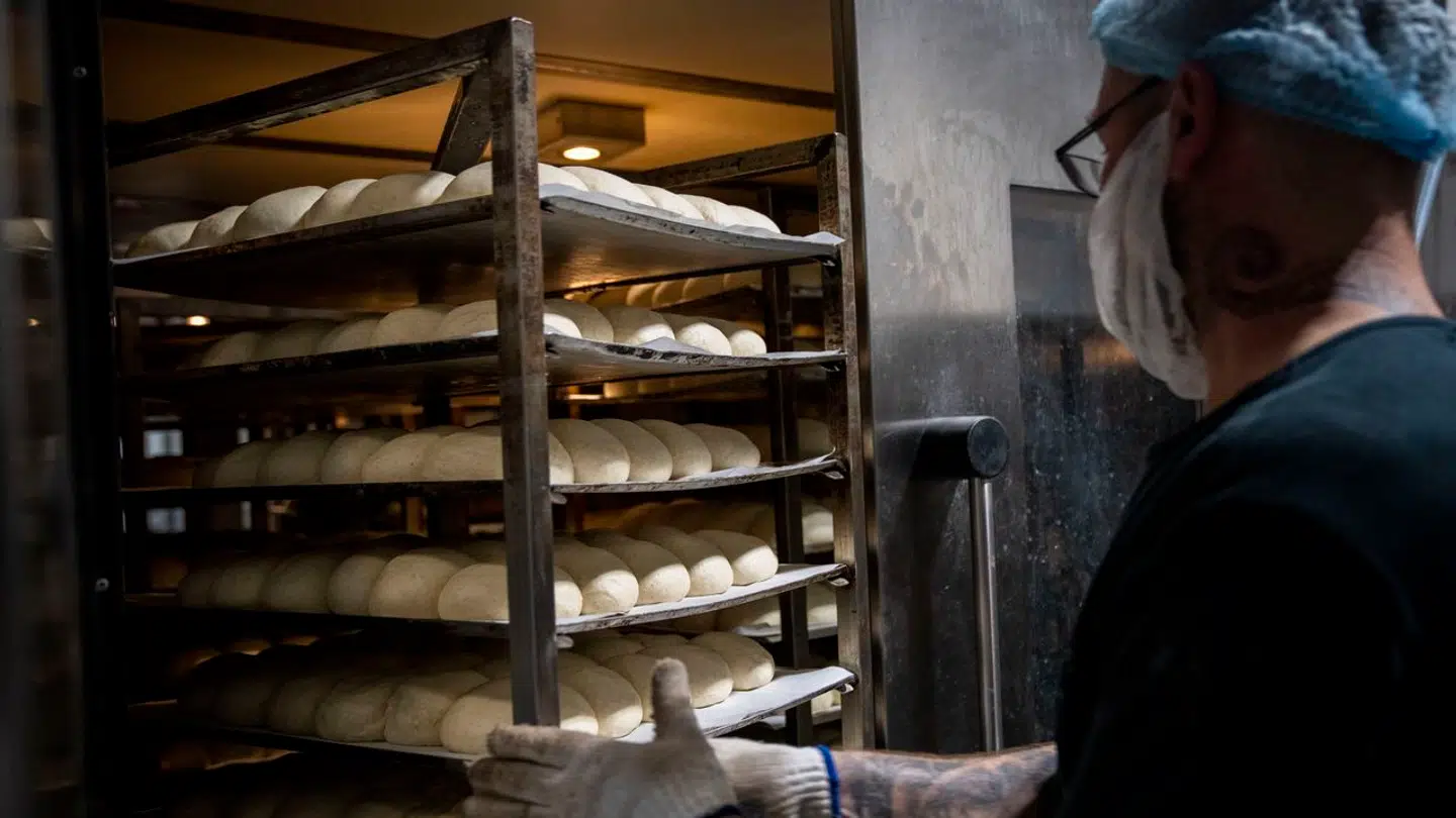 Arkivfoto af stikvogne med brød i Lagehuset. Billedet her er taget i bagerkædens centralbageri i Brøndby.
