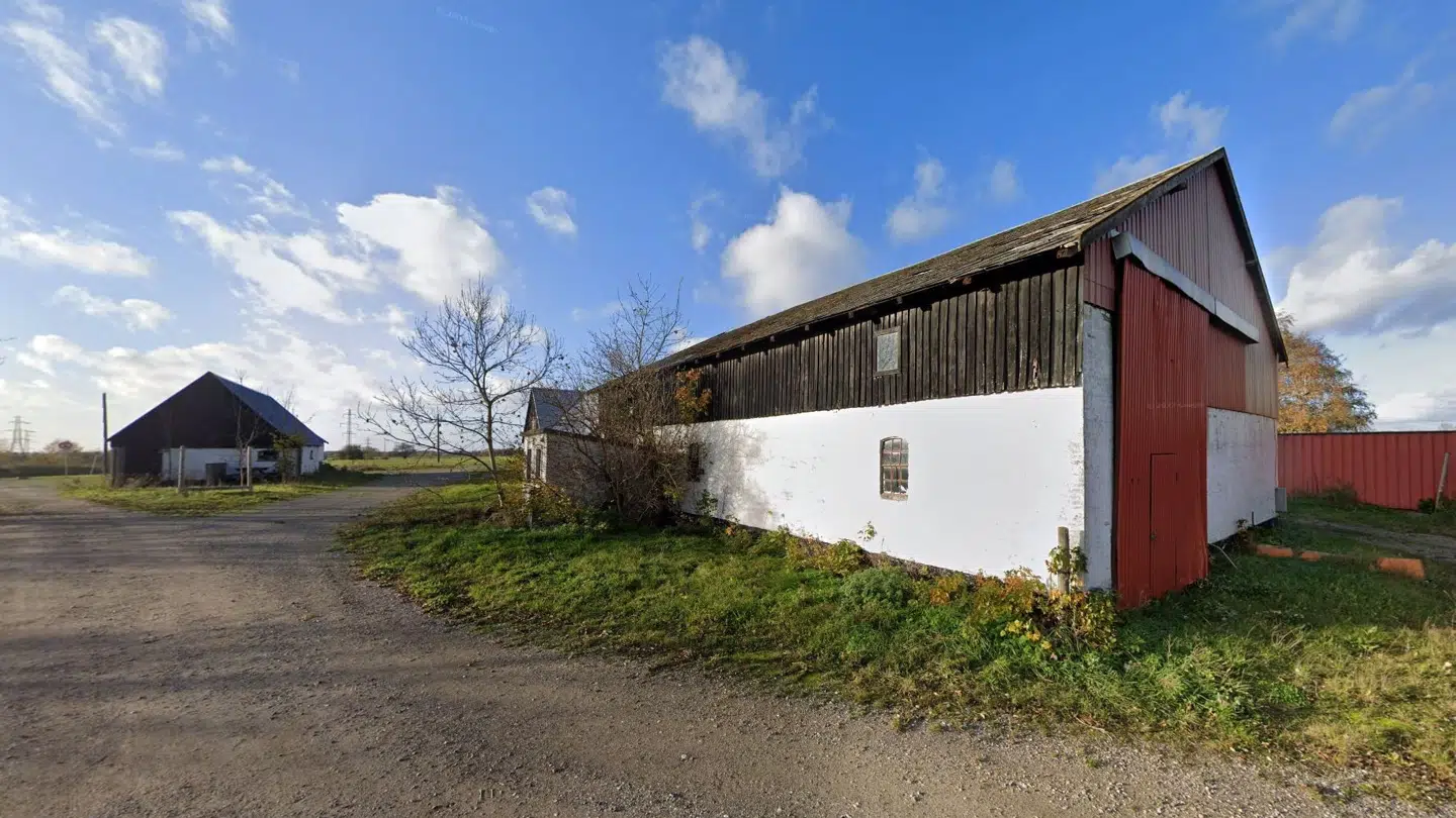 Grunden ligger på Vor Frue Hovedgade 8, og den udgør en mindre del af det store område, som bruges til camping under Roskilde Festival.