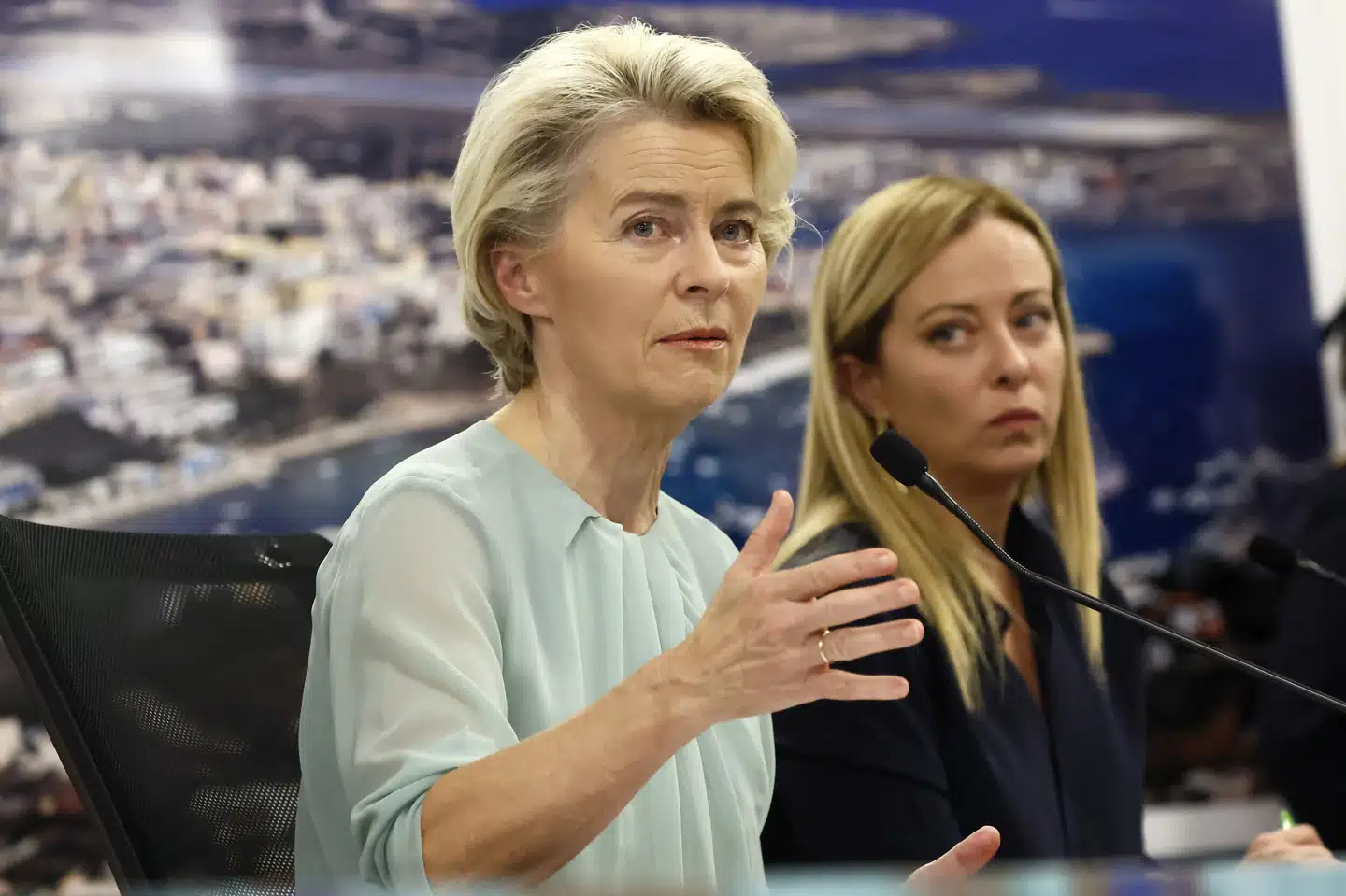 Ursula von der Leyen (til venstre) varslede søndag EU-hjælp under et besøg på den italienske ø Lampedusa. Italiens premierminister, Giorgia Meloni (til højre), var også til stede.