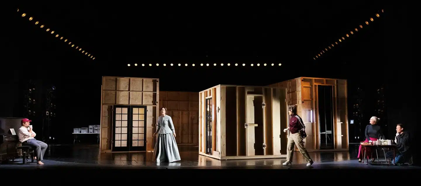 Det roder på scenen i »Skruen strammes«. Det er ikke særlig uhyggeligt.