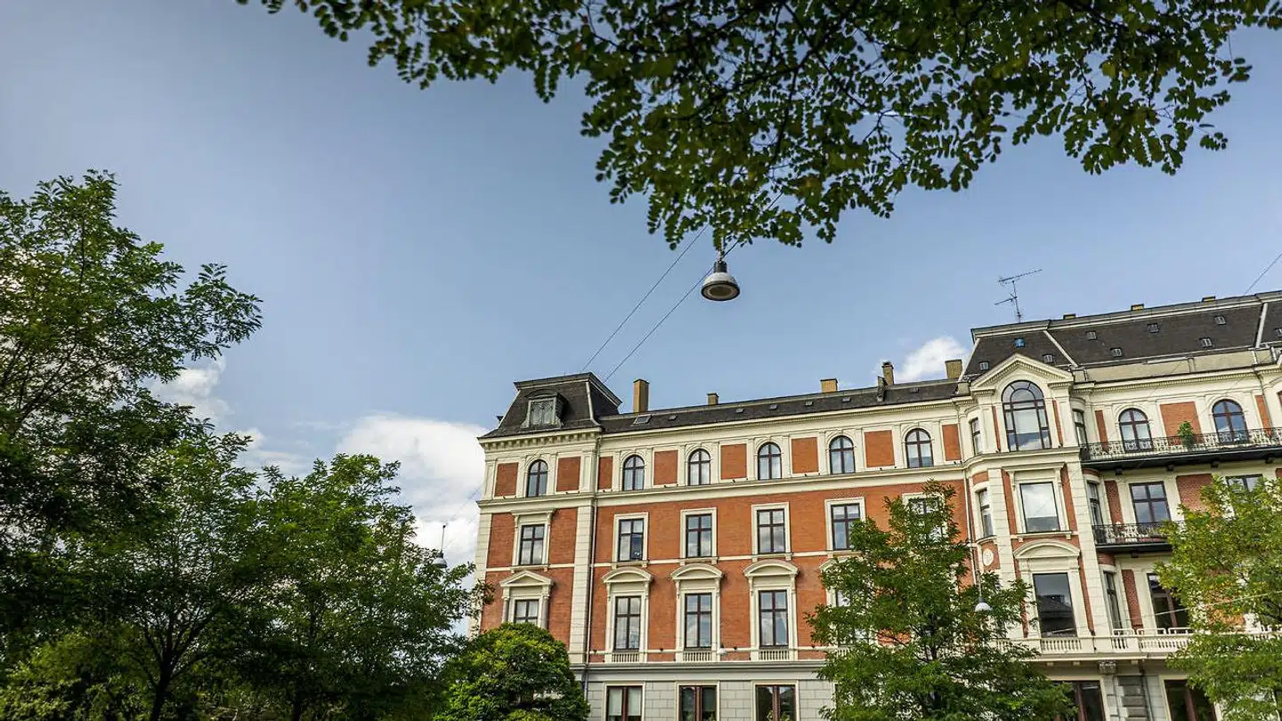 »Jeg håber, at diskussionen kan få politikerne til at gøre noget. Det er dog begrænset, hvad lokalpolitikerne kan gøre. Problemstillingen skal op på et landspolitisk niveau. For det her handler ikke kun om, at der sættes i stand for at skabe profit, men at man i denne proces mister en rigtig vigtig historie om København og måske også en vigtig fællesnational historie,« har Jannie Rosenberg Bendsen, arkitekturhistoriker ved Aarhus Arkitektskole, tidligere sagt.