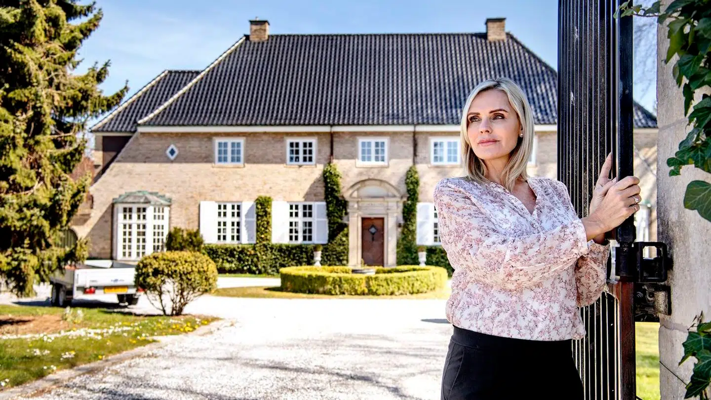 Janni Ree og Karsten Ree satte Vedbæklund til salg for den rette pris, men nu har forsidefruen ikke længere adresse på den 79-årige rigmands millionpalæ.